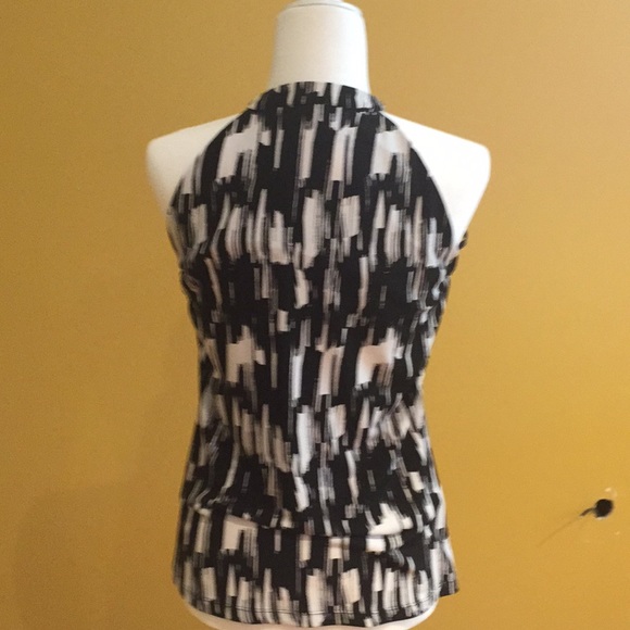 Black and white print  shell. - Picture 2 of 2